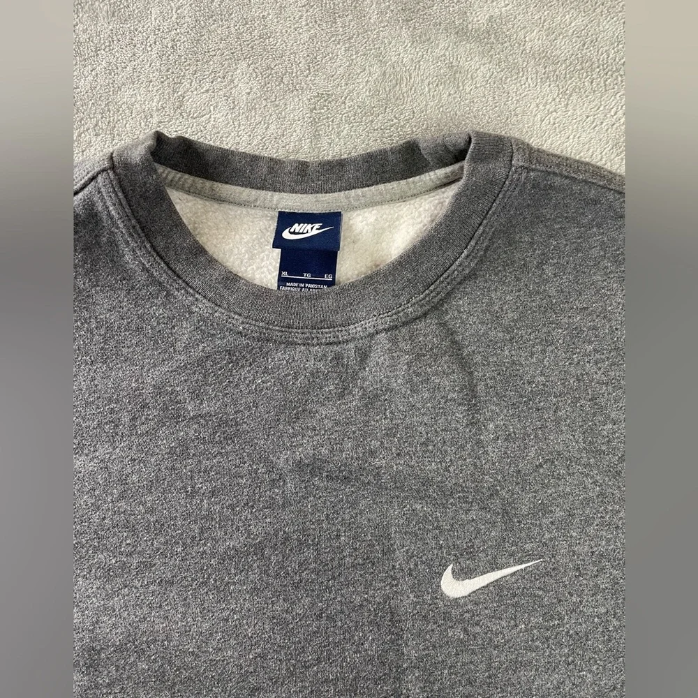 Nike Swoosh Grey Crewneck Sweatshirt Mens XL Embroidered Logo - Picture 3 of 14